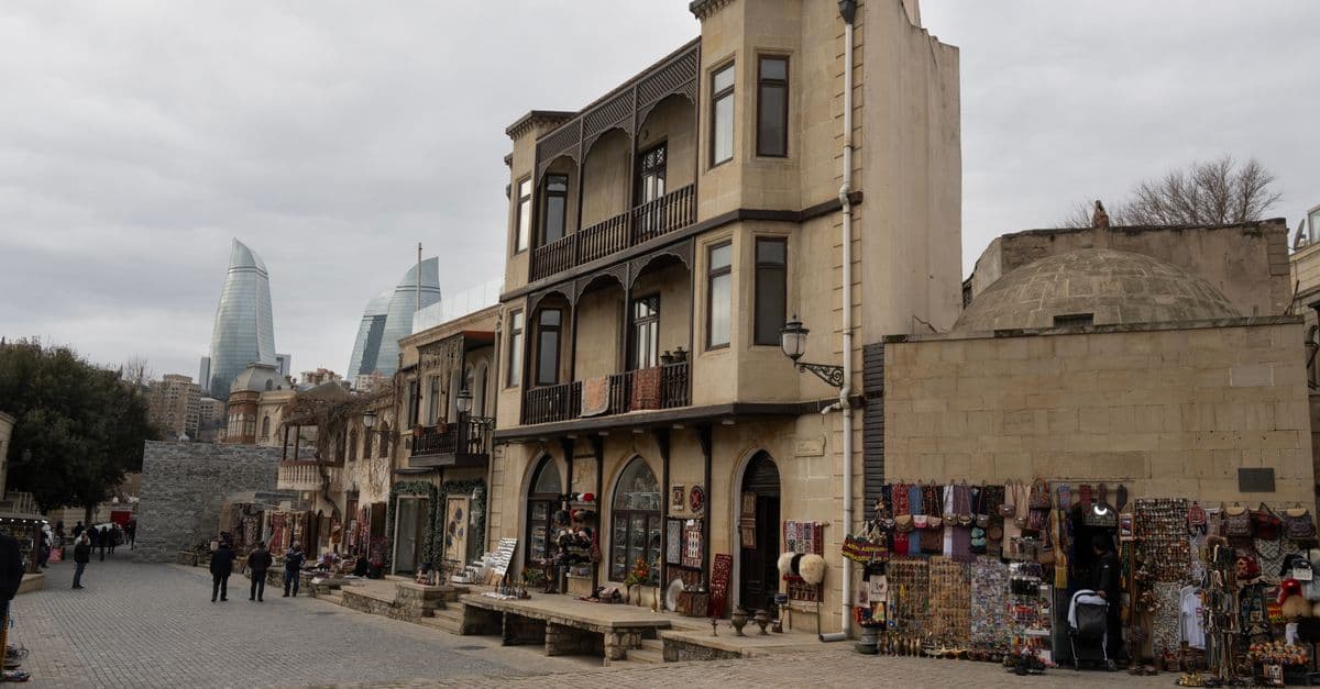 Baku Airport to the Old City (Icherisheher): Taxi, Transfer & Bus 2026